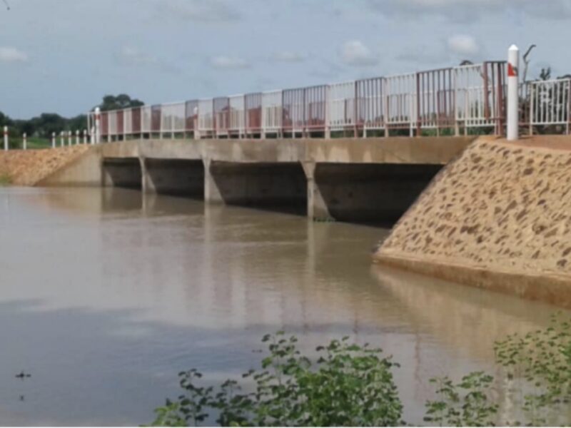 Construction d’un pont de 35 ml, d’un passage inférieur 2x500x400, d’un barrage en terre et d’un déversoir