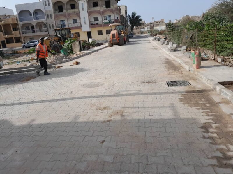 Construction de caniveaux et voirie intérieure en pavés